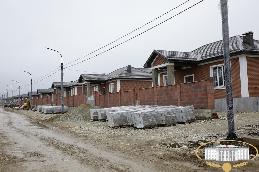 В преддверии "правительственного часа", посвящённого состоянию и перспективам развития строительной отрасли республики на примере новых микрорайонов "Восточный" и "Мей", депутаты Парламента КБР совместно с представителями... В преддверии "правительственного часа", посвящённого состоянию и перспективам развития строительной отрасли республики на примере новых микрорайонов "Восточный" и "Мей", депутаты Парламента КБР совместно с представителями...