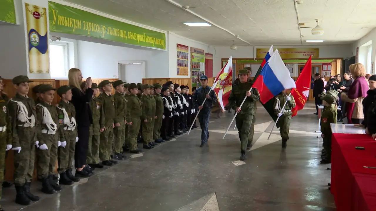 В МКОУ СОШ № 2 г. Баксана прошел смотр строя и песни среди кадетских классов с участием представителей ветеранской организации прокуратуры