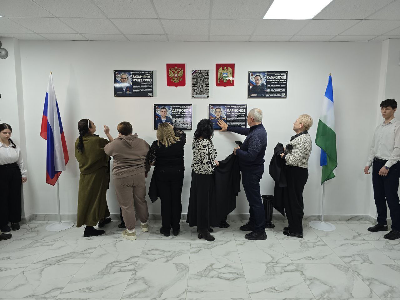 В прохладненской Гимназии N2 им. Героя Советского Союза Н. М. Диденко открыли мемориальные доски участникам СВО - выпускникам гимназии, погибшим при исполнении воинского долга В прохладненской Гимназии N2 им. Героя Советского Союза Н. М. Диденко открыли мемориальные доски участникам СВО - выпускникам гимназии, погибшим при исполнении воинского долга
