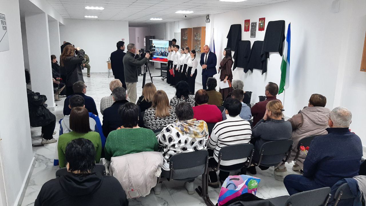 В прохладненской Гимназии N2 им. Героя Советского Союза Н. М. Диденко открыли мемориальные доски участникам СВО - выпускникам гимназии, погибшим при исполнении воинского долга В прохладненской Гимназии N2 им. Героя Советского Союза Н. М. Диденко открыли мемориальные доски участникам СВО - выпускникам гимназии, погибшим при исполнении воинского долга