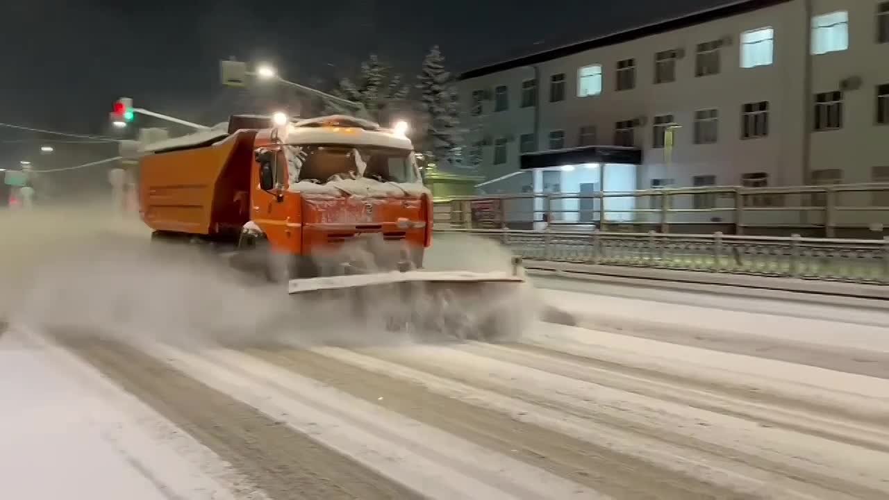 В связи с неблагоприятными погодными условиями на всех региональных трассах усилены работы по обработке дорожного покрытия противогололедным материалом