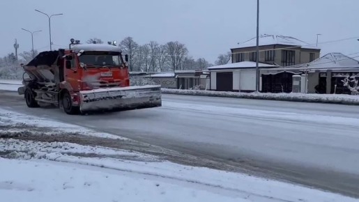 В круглосуточном режиме продолжаются работы по обработке дорожного покрытия противогололедным материалом