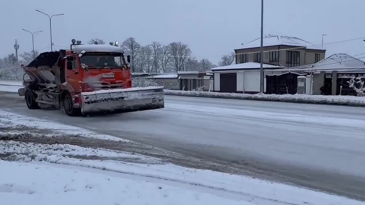 В круглосуточном режиме продолжаются работы по обработке дорожного покрытия противогололедным материалом