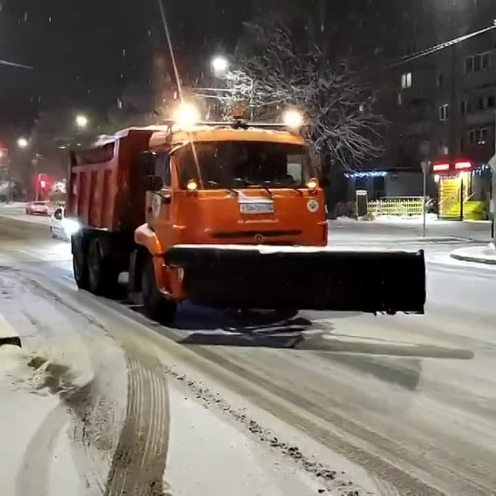 В настоящее время ведутся работы по обработке дорожного покрытия противогололедными реагентами, для обеспечения безопасности дорожного движения