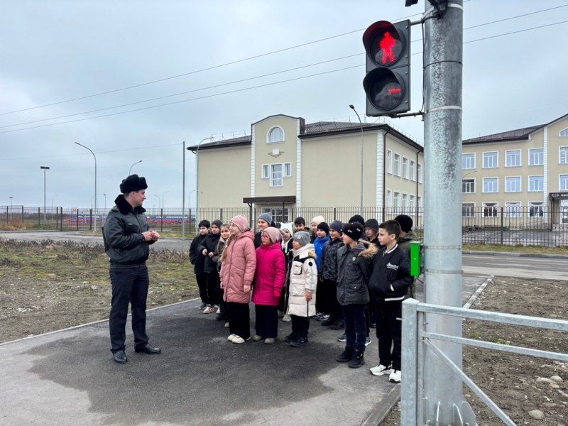 Автоинспекторы Кабардино-Балкарии провели для детей интерактивный урок по дорожной безопасности Автоинспекторы Кабардино-Балкарии провели для детей интерактивный урок по дорожной безопасности