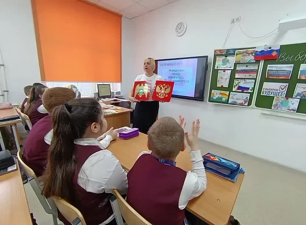 В 4-х классах МКОУ «СОШ №5» г. Майского в рамках месячника «Молодой избиратель» председатель УИК №83 г. Майского Сунцова Е.И. и секретарь партии «Единая Россия» Бочкова Е.В. провели классный час «Выборы глазами детей....