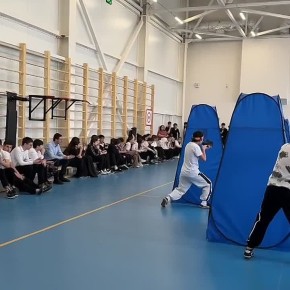 Прямо сейчас в 12 школе проходит турнир по военно-спортивной игре «Лазертаг» в рамках общегородских соревнований