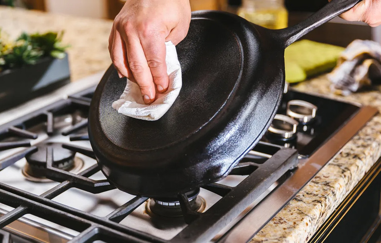 Как правильно ухаживать за чугунной посудой: секреты долгосрочной службы