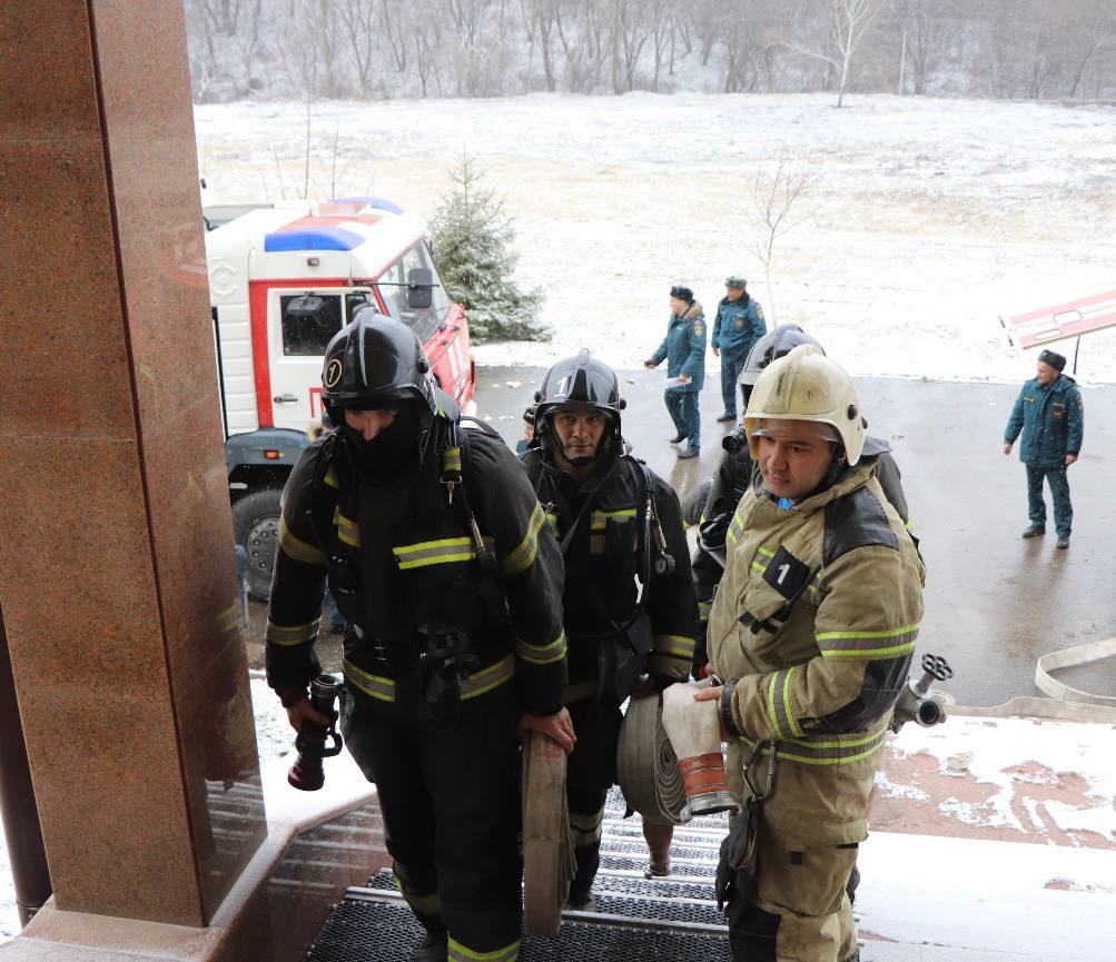 Огнеборцы МЧС провели учения в гостинице Синдика Огнеборцы МЧС провели учения в гостинице Синдика