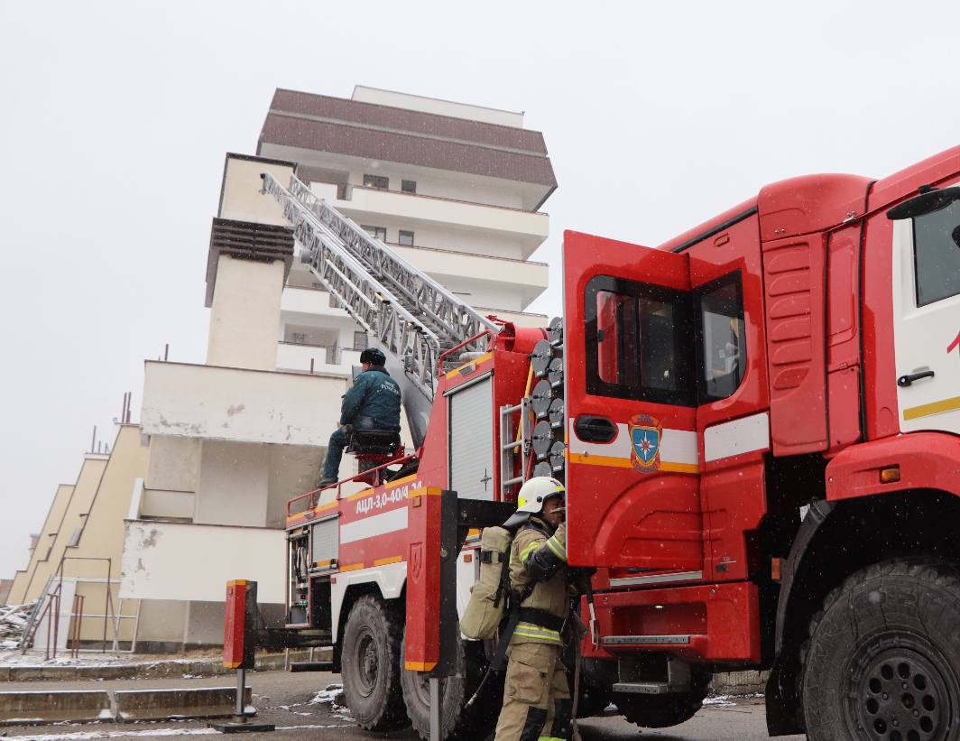 Огнеборцы МЧС провели учения в гостинице Синдика