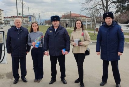 Сотрудники Госавтоинспекции вместе с представителем Общественного совета при Отделе МВД России по Чегемскому району Борисом Герговым вышли на дороги муниципального района чтобы поздравить автоледи с Международным женским днём