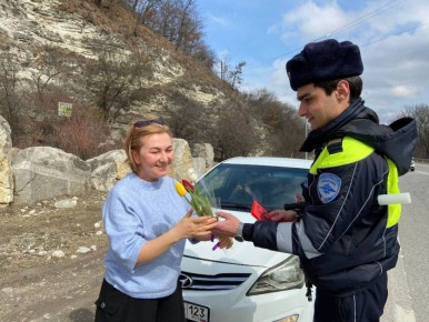 На дорогах курортного района Кабардино-Балкарии состоялась акция «Цветы для автоледи»