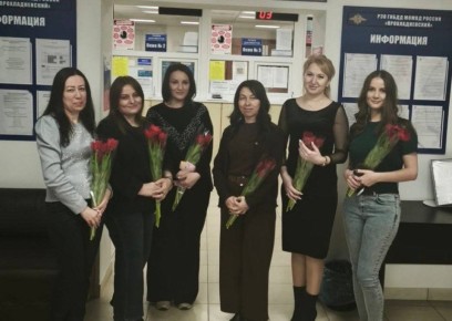 В рамках акции «Цветы для автоледи» сотрудники