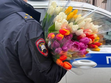 Сотрудники Госавтоинспекции Отдела МВД России по Зольскому району в рамках традиционной акции «Цветы для автоледи», поздравили представительниц прекрасного пола с приближающимсявесенним праздником