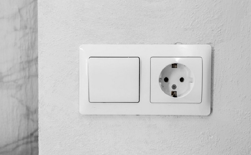 Как вернуть свежесть розеткам и выключателям: проверенные методы