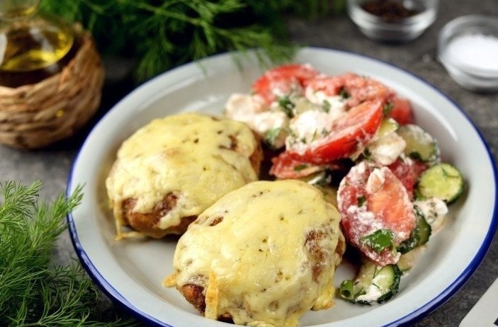 Нежные котлеты с сыром: простой рецепт для обеда