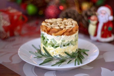 Необычный слоеный салат с куриным филе и курагой