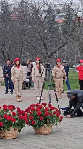 Прямо сейчас в Нальчике проходит церемония возложения цветов к стеле "Нальчик - город воинской славы", посвященная 16-й годовщине присвоения городу почетного звания