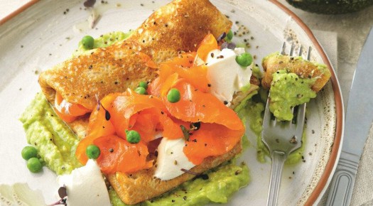 Восхитительные ржаные блинчики с форелью и кремом из авокадо