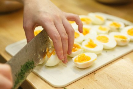 Яйца в духовке: простой способ, который сэкономит время на кухне