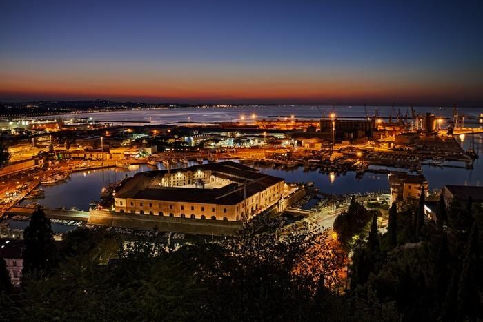 Ночная активность в пиццериях у Пентагона объясняет перемены в спросе на еду