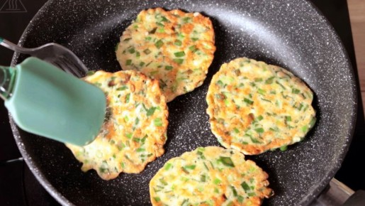 Луковые оладьи: просто, вкусно и идеально для любого времени дня