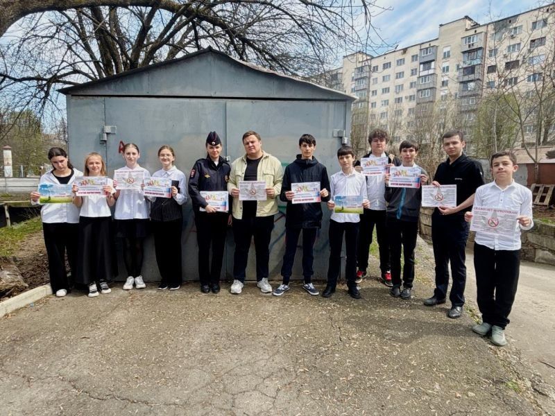 В Нальчике школьники совместно с полицейскими и общественниками очистили стены домов от вредоносных надписей