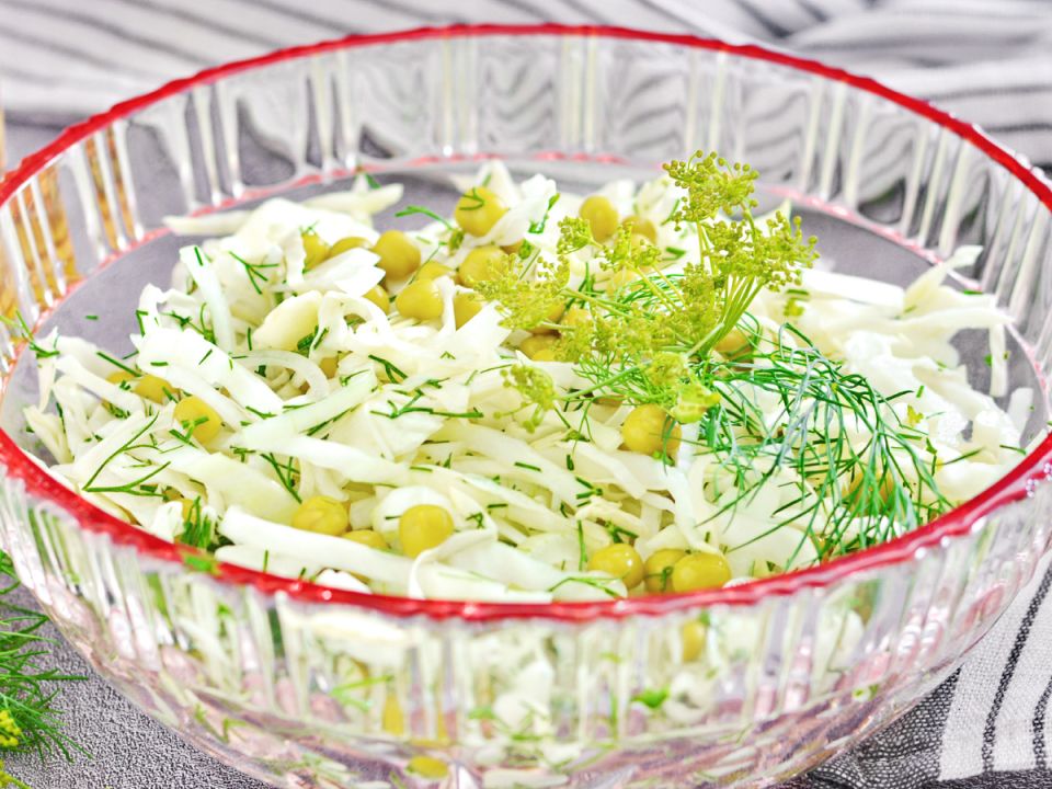 Необыкновенно простой салат, который станет находкой для вашего обеда