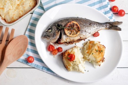 Нежная дорадо с картофельным гратеном и помидорами: идеальное решение для уикенда