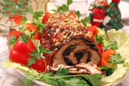 Мясной рулет с черносливом и орехами: идеальное блюдо для новогоднего стола