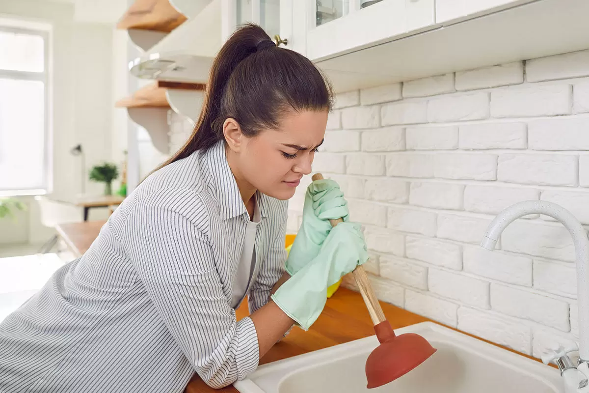 Как решить проблему засора в раковине: 15 работающих методик