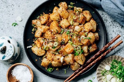 Китайский картофель с зирой и чили: восхитительный гарнир, который недолго задерживается на столе