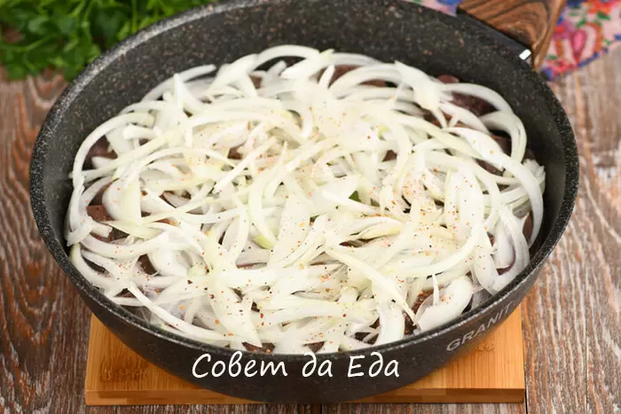 Нежная печень, тушенная с луком: быстро и вкусно