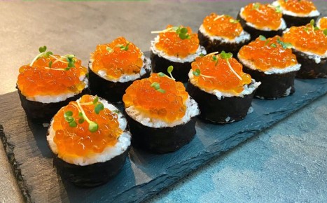 Как оригинальные роллы с икрой украсили праздничный стол