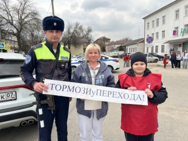 Автоинспекторы и активисты «Движение первых» Кабардино-Балкарии провели акцию «Будь заметен на дороге!»