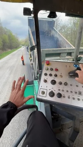 Дорожники укладывают асфальт на трассе Нальчик — Майский