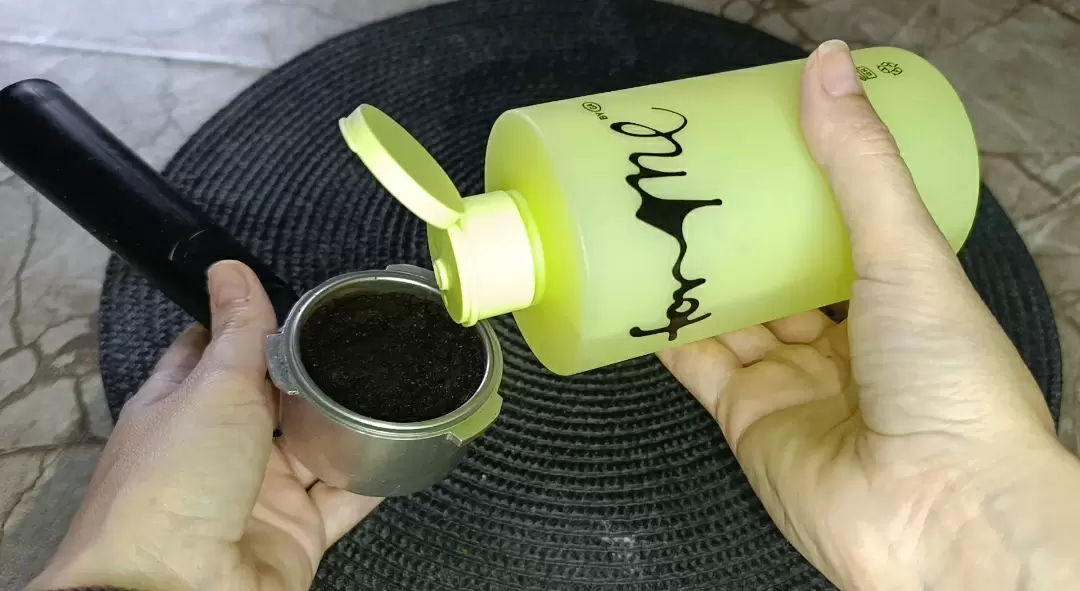 Спитый кофе и шампунь: неожиданный тандем для ухода и уборки