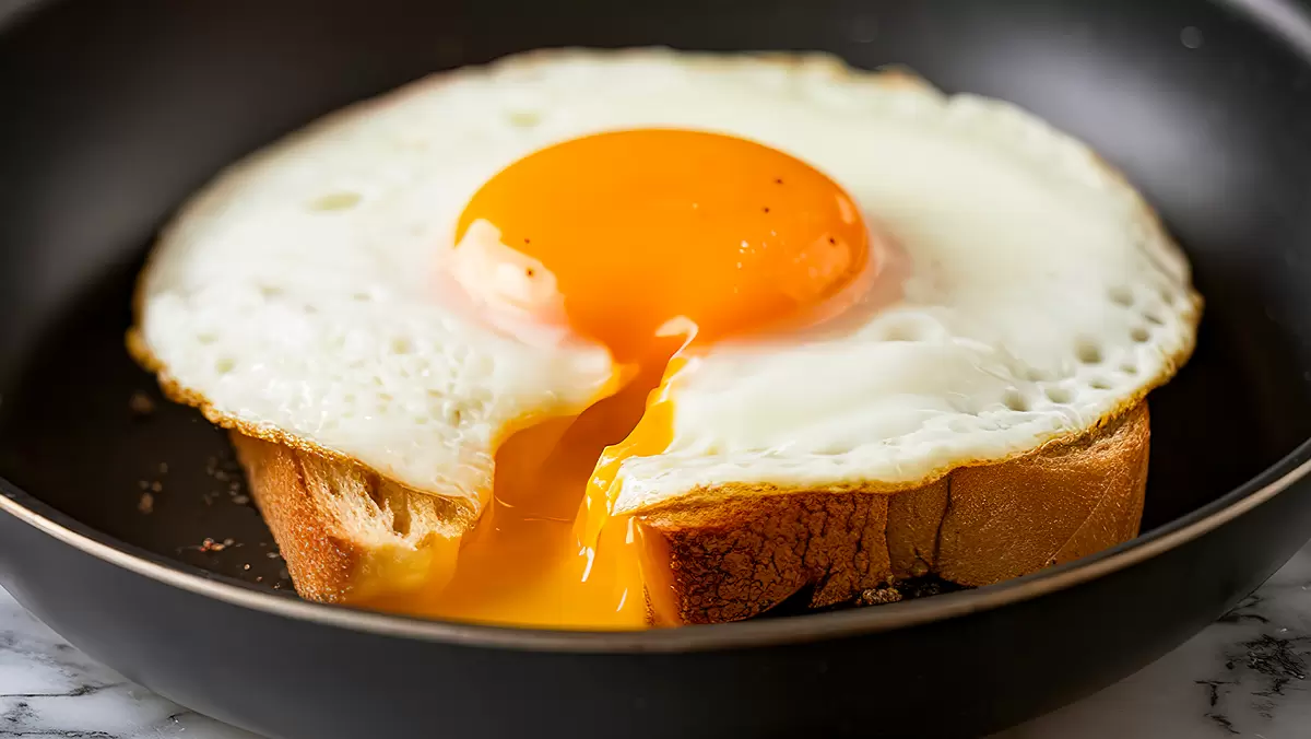 Идеальная яичница-глазунья: секреты для нежного желтка