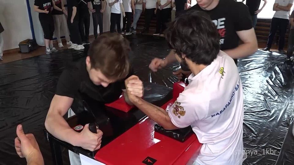 В спортивном комплексе Белой речки состоялся турнир по армрестлингу памяти спортсмена Ахмата Махиева
