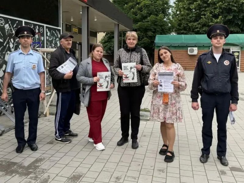 Полицейские Майского района и общественники провели беседу с гражданами по предупреждению кибермошенничества Полицейские Майского района и общественники провели беседу с гражданами по предупреждению кибермошенничества