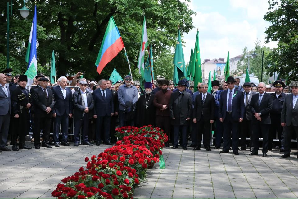 Казбек Коков: В Нальчике сегодня жители и гости Кабардино-Балкарии почтили память жертв Кавказской войны Казбек Коков: В Нальчике сегодня жители и гости Кабардино-Балкарии почтили память жертв Кавказской войны