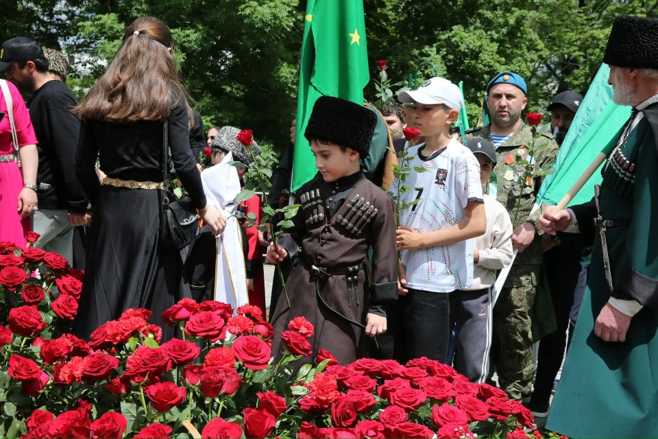 Казбек Коков: В Нальчике сегодня жители и гости Кабардино-Балкарии почтили память жертв Кавказской войны Казбек Коков: В Нальчике сегодня жители и гости Кабардино-Балкарии почтили память жертв Кавказской войны