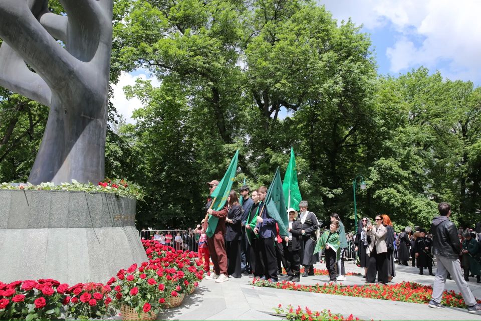Казбек Коков: В Нальчике сегодня жители и гости Кабардино-Балкарии почтили память жертв Кавказской войны Казбек Коков: В Нальчике сегодня жители и гости Кабардино-Балкарии почтили память жертв Кавказской войны