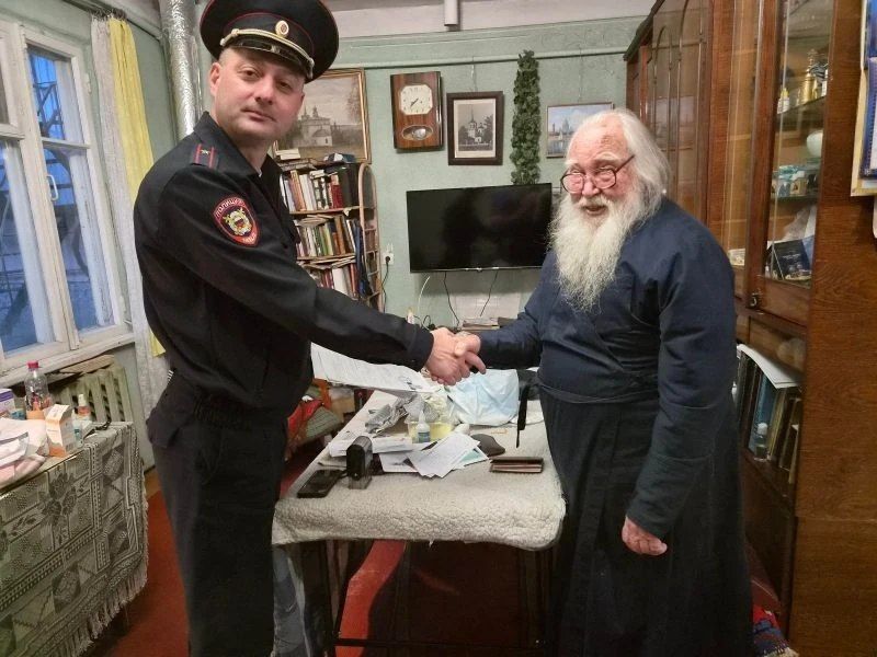 Сотрудники миграционной службы МВД по КБР вручили паспорт 96-летнему нальчанину