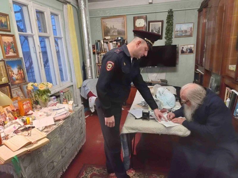 Сотрудники миграционной службы МВД по КБР вручили паспорт 96-летнему нальчанину Сотрудники миграционной службы МВД по КБР вручили паспорт 96-летнему нальчанину