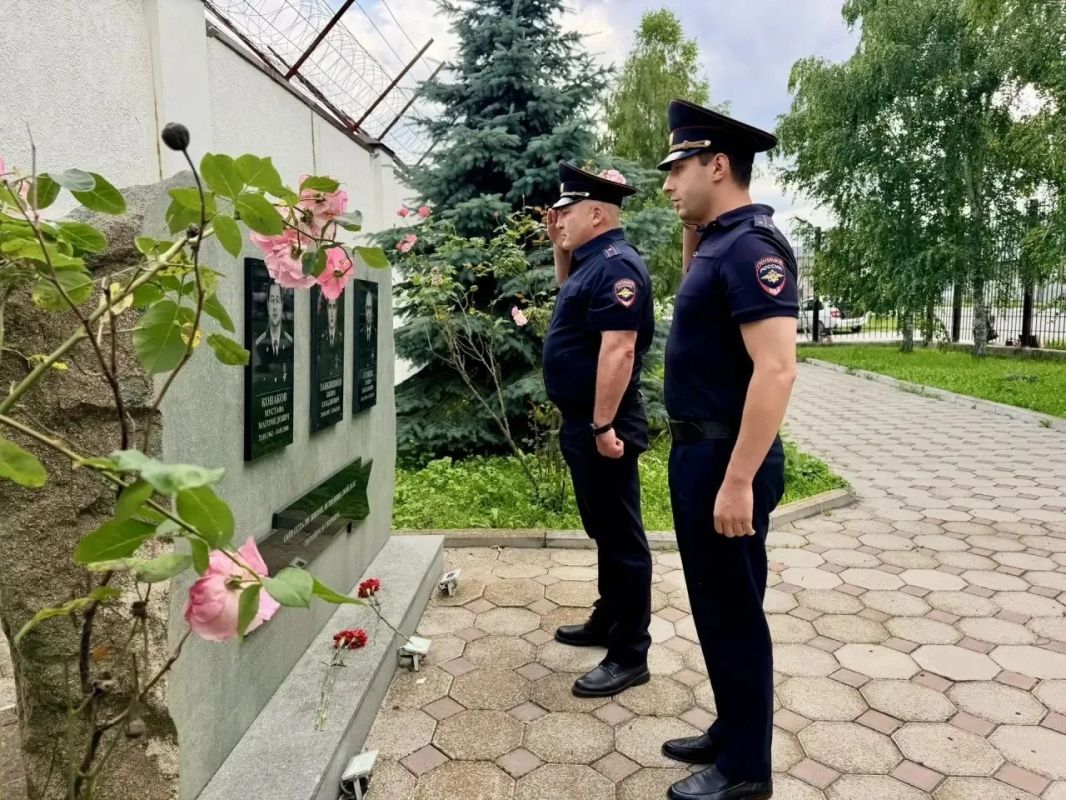 Полицейские Урванского и Черекского районов приняли участие в памятных мероприятиях Полицейские Урванского и Черекского районов приняли участие в памятных мероприятиях