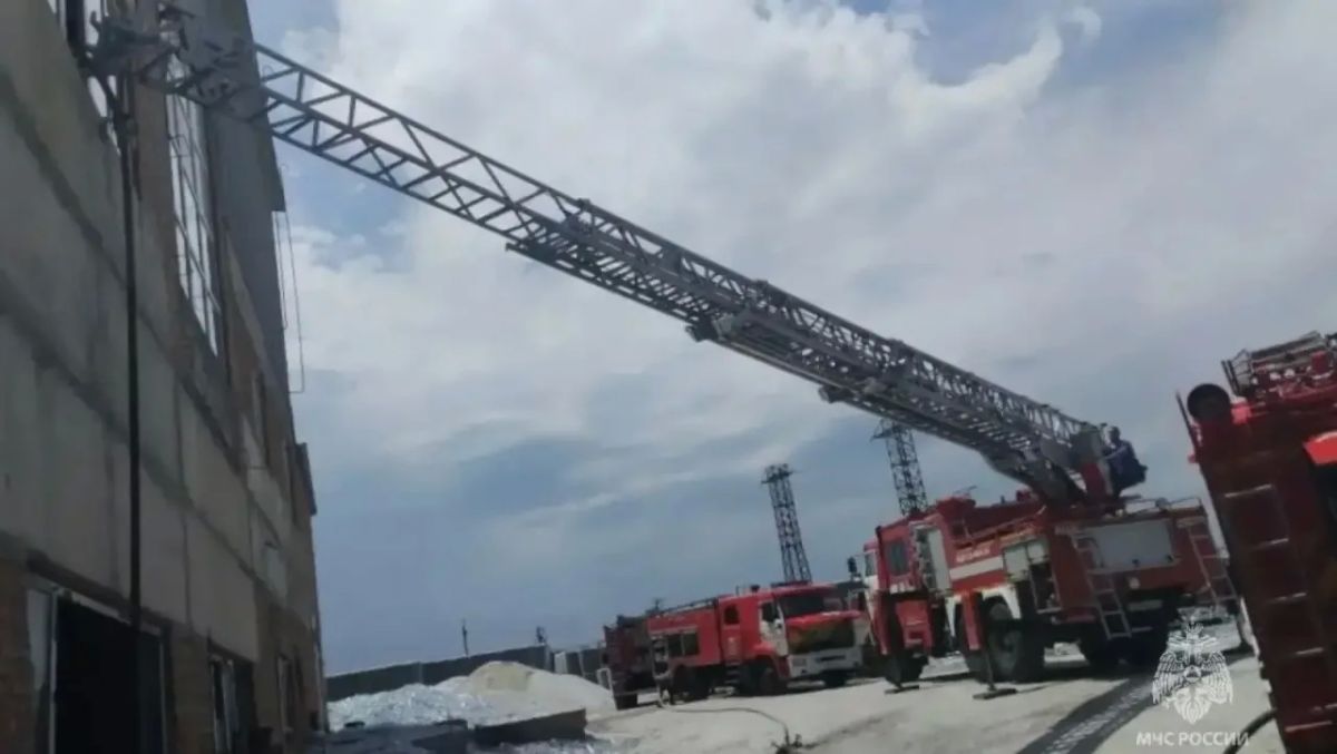 На стекольном заводе в Чегеме произошла авария, сообщает региональное МЧС