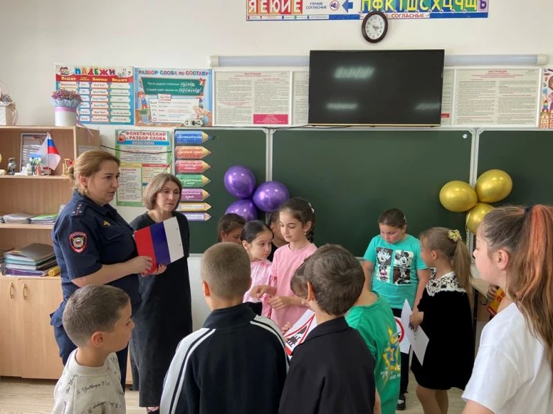 Полицейские Кабардино-Балкарии обучают детей ПДД в формате конкурсов и викторин Полицейские Кабардино-Балкарии обучают детей ПДД в формате конкурсов и викторин