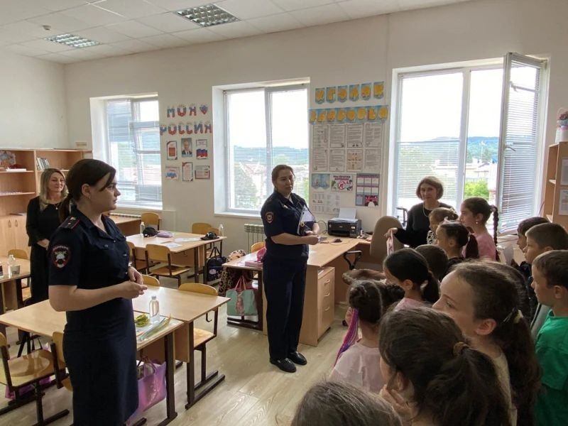 Полицейские Кабардино-Балкарии обучают детей ПДД в формате конкурсов и викторин Полицейские Кабардино-Балкарии обучают детей ПДД в формате конкурсов и викторин