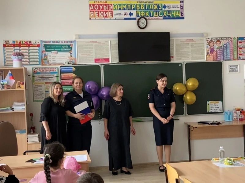 Полицейские Кабардино-Балкарии обучают детей ПДД в формате конкурсов и викторин Полицейские Кабардино-Балкарии обучают детей ПДД в формате конкурсов и викторин